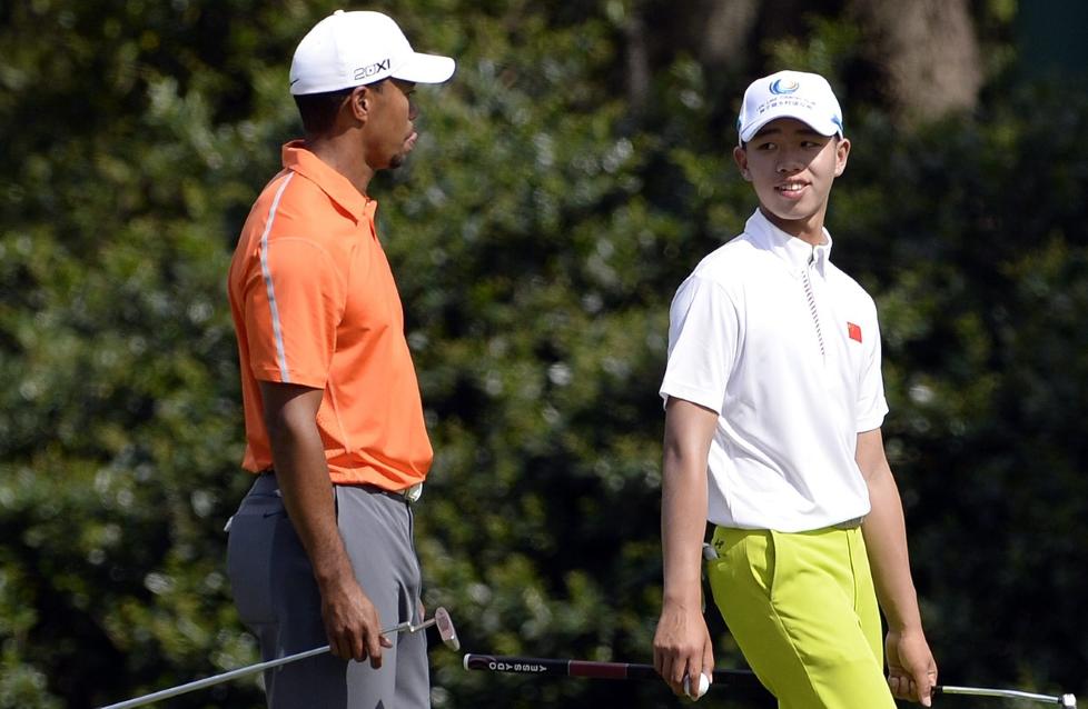  GOD TONE:  Det var en god tone mellom Tiger Woods og Tianlang Guan da de gikk en pr�verunde sammen.   FOTO: EPA/ERIK S. LESSER.