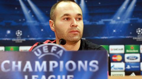 - FUNDAMENTAL: Andr�s Iniesta vil ha med Messi i jakta p� nye Barca-trofeer. Foto: Toni Albir / EPA / NTB Scanpix