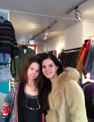 Lana Del Rey storshoppet i Oslo-butikk