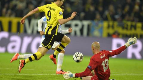  VIP:  Robert Lewandowski vipper ballen elegant over Caballero og utlikner. FOTO APF/ODD ANDERSEN