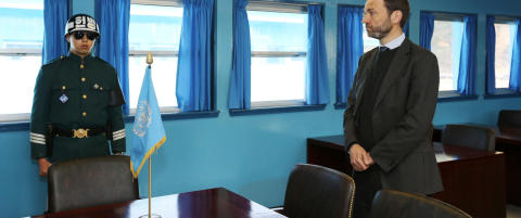 - Det f�les litt sm�absurd � st� her