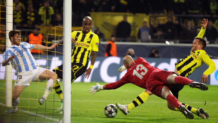 OFFSIDE: Julian Schieber (t.h.) dytter ballen inn til Felipe Santana som scoret det avgj�rende m�let p� overtid. Santana ser ut til � v�re i klar offsideposisjon, men m�let ble godkjent. Det vekker harme i M�laga-leiren. Foto: Frank Augstein, AP / NTB scanpix