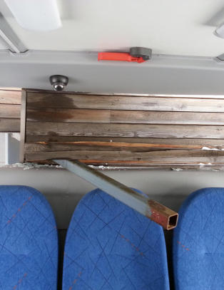 Her satt det tre jenter idet bussen krasjet