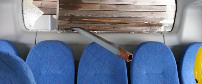 Her satt det tre jenter idet bussen krasjet