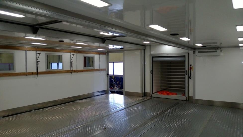 HER DANSER SM�RERNE: Slik ser sm�rerommet ut. Det er p� hele 70 kvm, et areal like stort som hele den svenske sm�rebussen. Alle foto: BJ�RNAR SANDVIG/NORGES SKIFORBUND