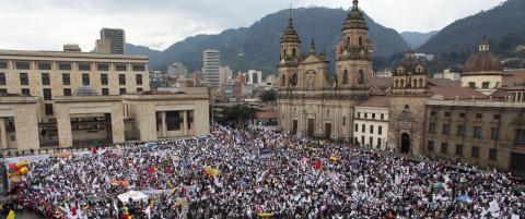 Kolombianerne marsjerte
for fredsprosessen og Santos