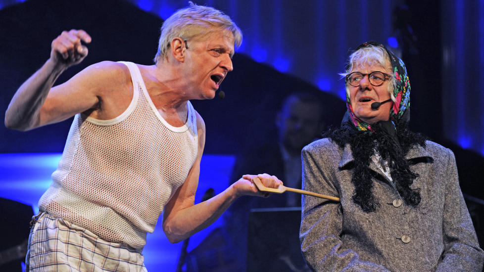 LIVSGLADE L�YER: L�gnaslaget er tilbake, p� godt og vondt. �Den finske kokken�, med Dag Schreiner (som kokk/restauranteier) og Per Inge Torkelsen (som restaurantgjest) er blant de numrene som kunne hatt godt av en runde med Hellstr�m/Andersens kj�kkenkniver - og joda, denne parodien dukker opp denne gangen ogs�, han ogs� - men i et annet innslag og p� et annet kj�kken enn dette. Foto: Dag Magne S�yland