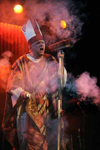 BIBELSK FORVIRRING: Paven. Ogs� kjent som Dag Schreiner, her i et kostyme Bitti Gjedrem skal ha ros for � ha skapt. Foto: Dag Magne S�yland.