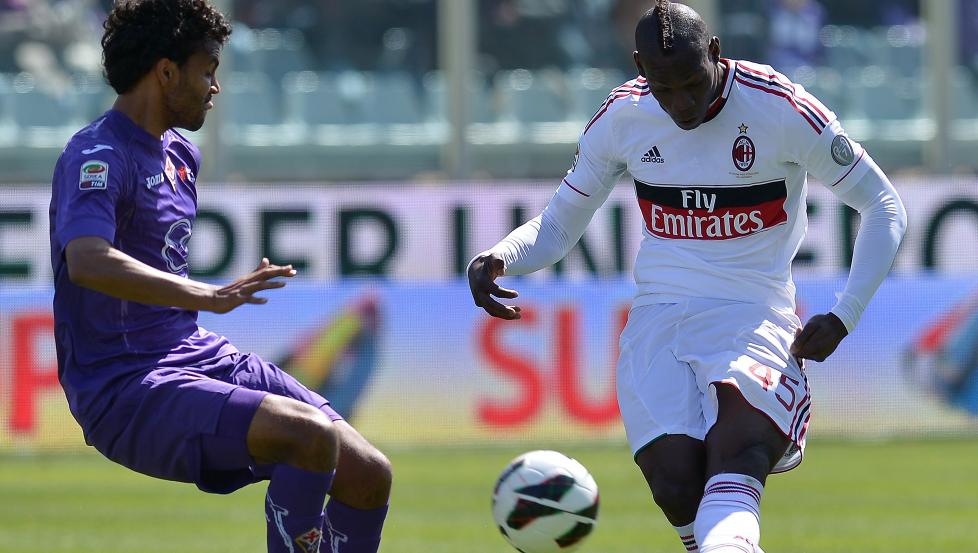 F�R VILJEN SIN: Mario Balotelli (t.h) har tidligere etterlyst strengere straffer for rasisme i fotballen. N� tar UEFA tak i problemet. Foto: AFP PHOTO / ALBERTO PIZZOLI