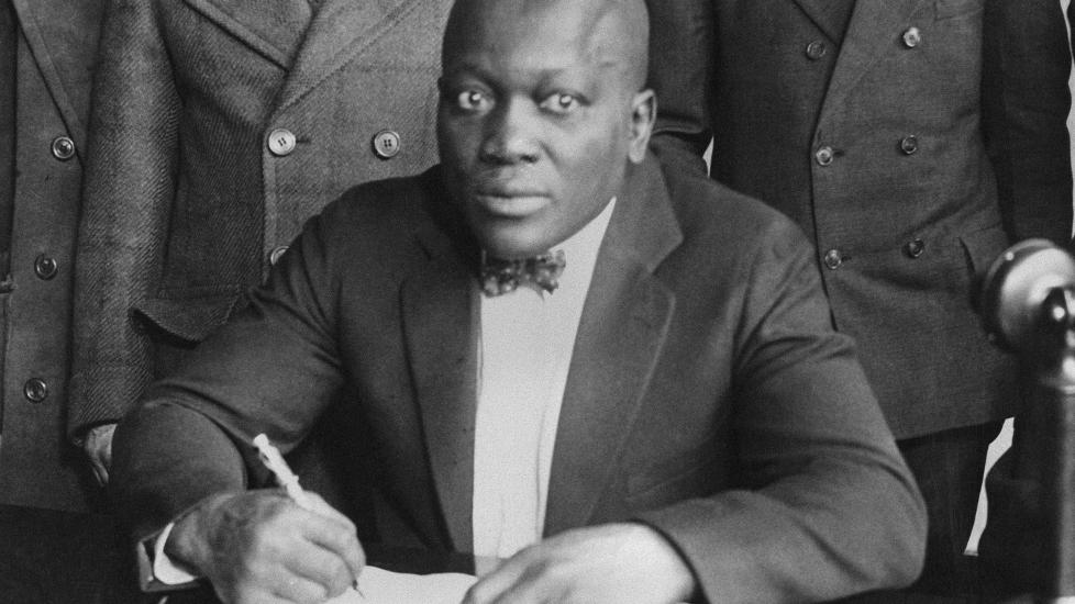 HELT: Jack Johnson ble et forbilde for mange boksere. Her undertegnet Johnson en kontrakt - tid og sted for bildet er ukjent. Foto: AP / NTB scanpix