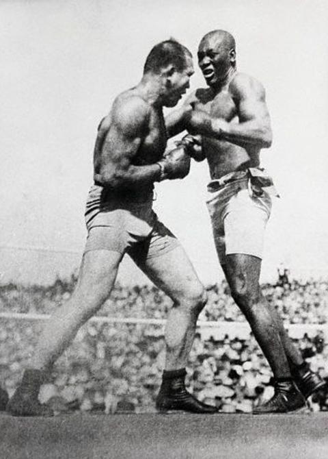 BER�MT: Jack Johnson knocket ut den gamle tungvektskongen James Jeffries og ble den f�rste svarte tungvektsmesteren. Det var det ikke alle som likte. Foto: Wikimedia Commons
