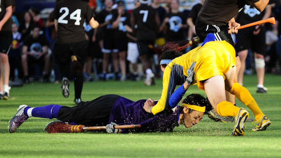 FYSISK: Det g�r hardt for seg n�r spillerne kolliderer i rumpeldunk. Her fra en kamp under VM i 2010. Foto: AFP PHOTO/Emmanuel Dunand