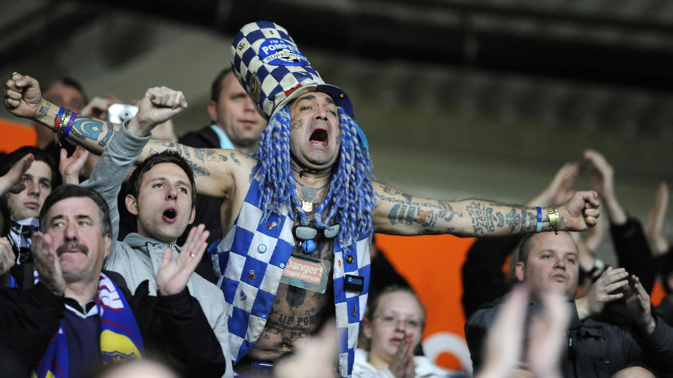  ENGASJERTE:  Portsmouth-fansen har jobbet hardt for � ta kontroll over egen klubb. FOTO:REUTERS/Nigel Roddis