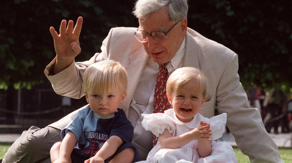 SKAPTE NYTT LIV: I 1978, ble verdens f�rste pr�ver�rsbarn, Louise Brown, f�dt som f�lge av hans forskning. Siden den gang er millioner av barn f�dt takket v�re IVF-metoden. Her poserer Edwards med pr�ver�rstvillingene Sophie and Jack Emery som feiret sin to-�rsdag i 1998. Foto: Alastair Grant / AP / Scanpix.