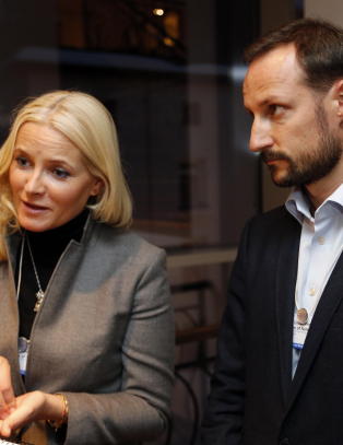 Først måtte Kongehuset bytte advokat, så ble PFU-klagen barbert