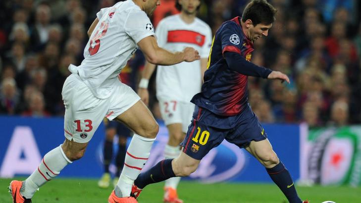 REDNINGSMANN Barcelonas argentinske spiss Lionel Messi i duell med Paris Saint-Germains brasilianske Alex Costa. Foto: AFP PHOTO/ LLUIS GENE