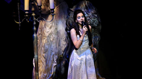 DRAMATISKE KULISSER: Lana Del Rey vet � iscenesette seg selv. N� ogs� p� scenen. Foto: Jacques Hvistendahl