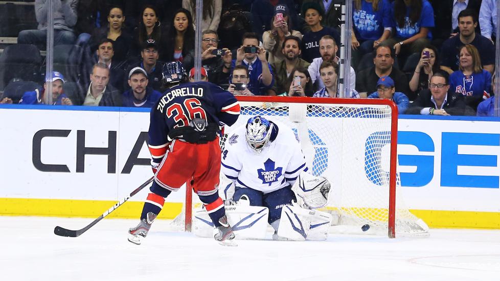 MELLOM BEINA: Mats Zuccarello plasserer pucken iskaldt mellom beina p� Toronto-m�lvakt James Reimer og sikrer NT Rangers seieren 3-2. Foto: Al Bello / Getty Images / AFP / NTB scanpix