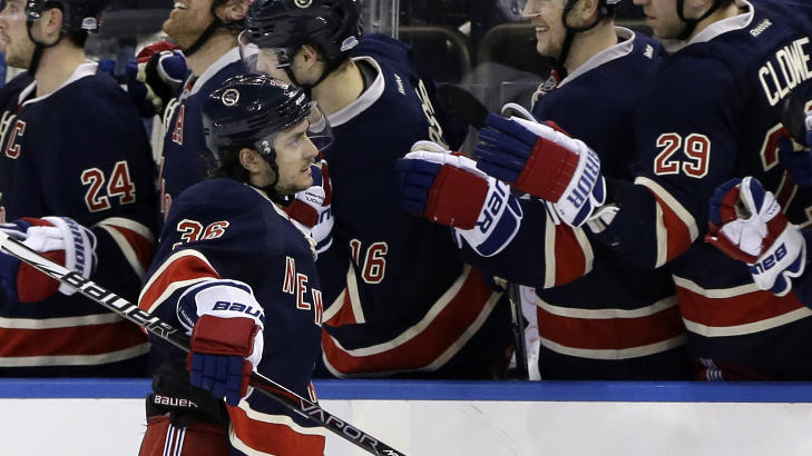 GLAD GJENG: New York Rangers-spillerne st�r i k� langs vantet og gratulerer matchvinneren. Foto: Kathy Willens, AP / NTB scanpix