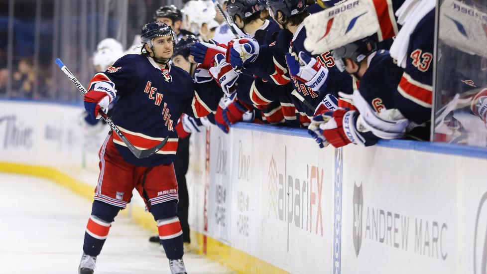 NEKTES LANDSLAGSSPILL: Mats Zuccarello Aasen spiller for tiden sluttspill for New York Rangers i NHL. Selv om laget skulle ryke, er Zucca i �yeblikket ikke velkommen p� landslaget p� grunn av hans avtale med spillselskapet Unibet. Foto: Al Bello / AFP / NTB Scanpix