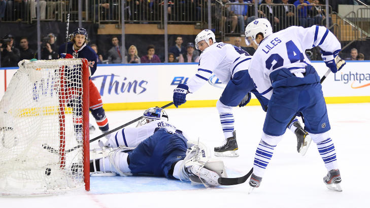SKRYTER: Carl Hagelin (t.v.) scorer det ene av Rangers to m�l i ordin�r tid. Svensken sier Mats Zuccarello Aasen trolig er NHLs beste straffeskytter. Foto: Al Bello / Getty Images / AFP / NTB scanpix
