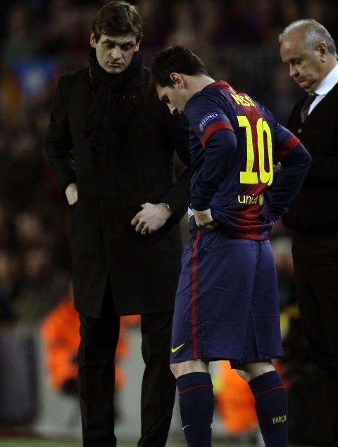 TOK SJANSEN: Lionel Messi og trener Tito Vilanova titter p� argentinerens tr�blete bein f�r innhoppet. Gamblingen ga resultater. Foto: Gustau Nacarino, Reuters / NTB scanpix
