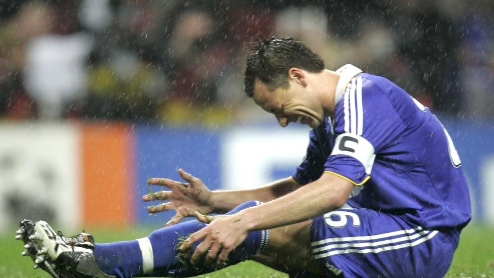 SYNDEBUKK: Kaptein John Terry skled og bommet under straffesparkkonkurransen mot Manchester United i Champions League-finalen for fem �r siden. I kveld er Terry og Chelsea tilbake p� Luzhniki stadion. Foto: AP Photo/Bernat Armangue
