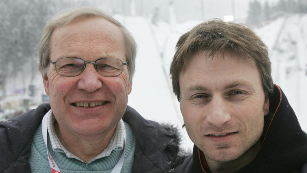 KRITISK:  Espen Bredesen (t.h.) har atskillige hoppuker bak seg, og vet hva som skal til for � lykkes. Her sammen med kollega Arne Scheie i tyske Oberstdorf for noen �r tilbake.
Foto: Terje Bendiksby / NTB SCANPIX