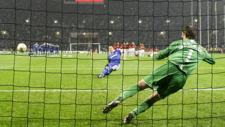 OOPS!: Edwin van der Sar ser at John Terry mister fotfestet p� det glatte underlaget i 2008. I kveld er det meldt opphold i Moskva. Foto: REUTERS/Kai Pfaffenbach