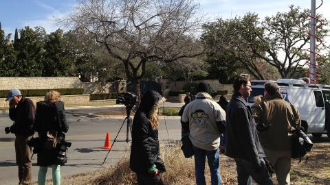 MURET UTE: Hjemmet i Austin har gulv av l�r, men reporterne fikk ikke komme innenfor murene p� eiendommen i januar. Foto: AFP / Charles BOISSEAU / NTB SCANPIX
