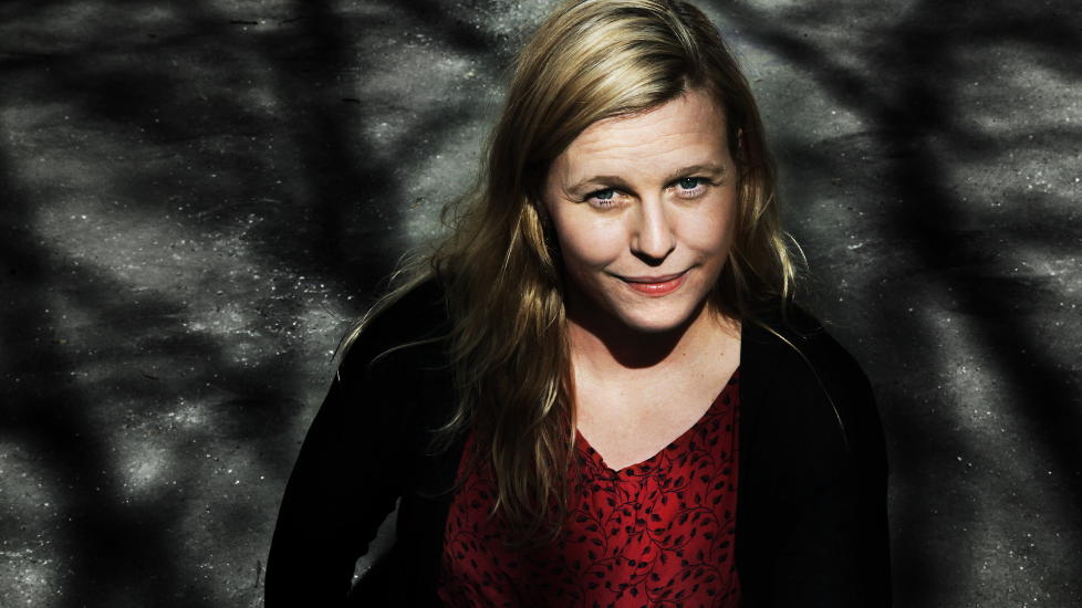 Litter�r lengsel:  Hilde �stby retter litt p� de lidenskapelige kj�rlighetshistoriene fra litteraturen - om Lolita, Romeo og Julie, og unge Werther - i debutbok Leksikon om lengsel. Resultatet er et overfl�dighetshorn av en roman, full av vidd, erotikk og kunnskap.
Foto: Steinar Buholm / Dagbladet.