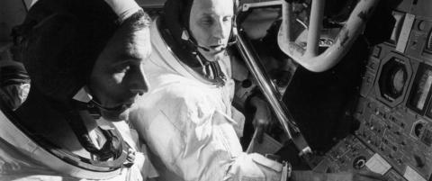 - Gi meg en serviett. Det flyter en b�sj gjennom lufta