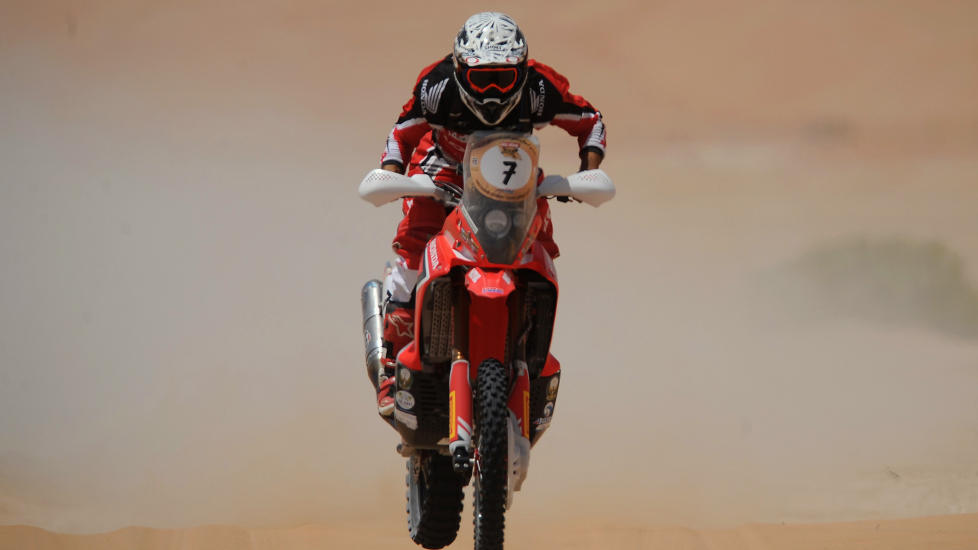 BOMMET P� M�L: Britiske Sam Sunderland ledet �rkenrallyet Abu Dhabi Desert Challenge til m�lstreken. S� gjorde han en feil som kostet ham ti minutters tidsstraff og to plasser i sammendraget. Foto: Ben Job, Reuters / NTB scanpix