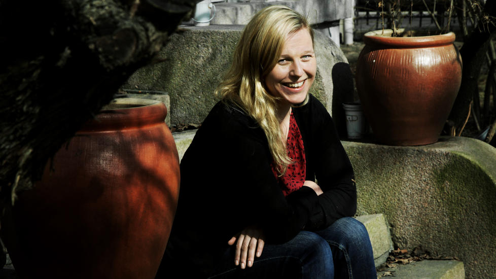 WIKIPEDIAMOUR: Hovedpersonen i Hilde �stbys bok var fristet til � skrive et klagebrev til det norske byr�kratiet fordi det i dag - p� tross av informasjonsflommen - finnes s� lite info som kan hjelpe oss i kj�rligheten. I stedet skriver hun et kj�rlighetsleksikon. Foto: Steinar Buholm / Dagbladet.