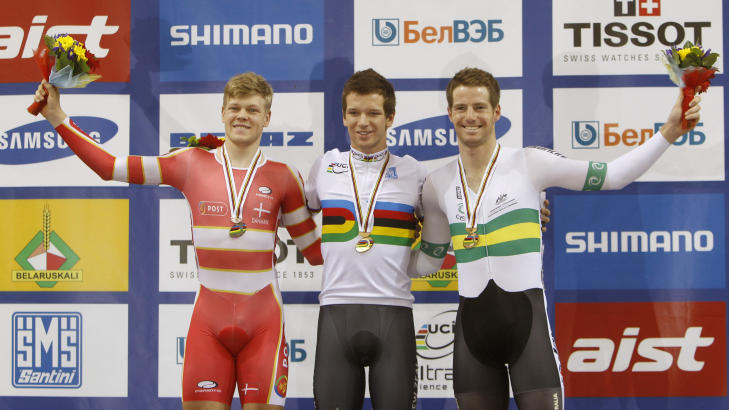 TOK S�LV I VM I VINTER: Norman Lasse Hansen (t.v) f�r h�nende till�p under �ktene. Det irriterer voldsomt. Foto: REUTERS/Vasily Fedosenko / NTB SCANPIX