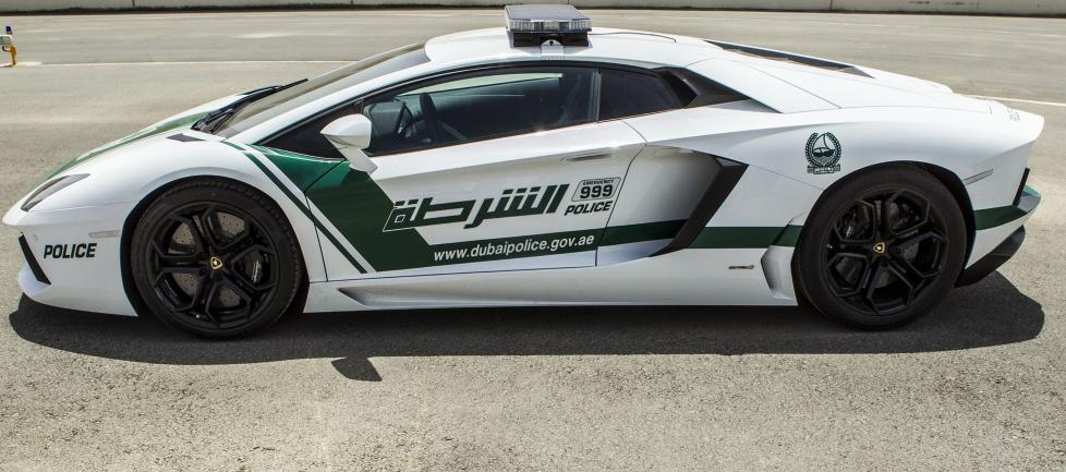 NY BIL: Slik der den nye bilen til politiet i Dubai ut. Det er en Lamborghini Aventador som har en toppfart p� 349 kilometer i timen. Foto: AFP / HO / DUBAI POLICE