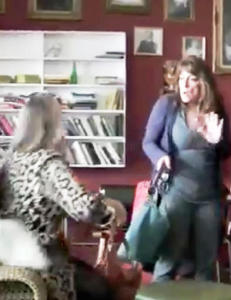 Plutselig skj�nner kaf�-gjestene at noe er galt