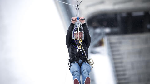 ADRENALIN: Det er et bra kick � kaste seg ut fra en av Norges st�rste hoppbakker. Foto: Bj�rn Langsem / DAGBLADET.