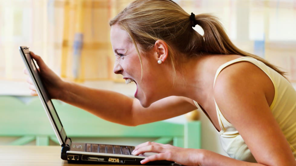 BESINN DEG:  Vi blir frekkere og mer uh�flige p� nett enn ansikt-til-ansikt, viser ny unders�kelse. Tell til ti og ikke la f�lesene ta overh�nd. Foto: Colorbox