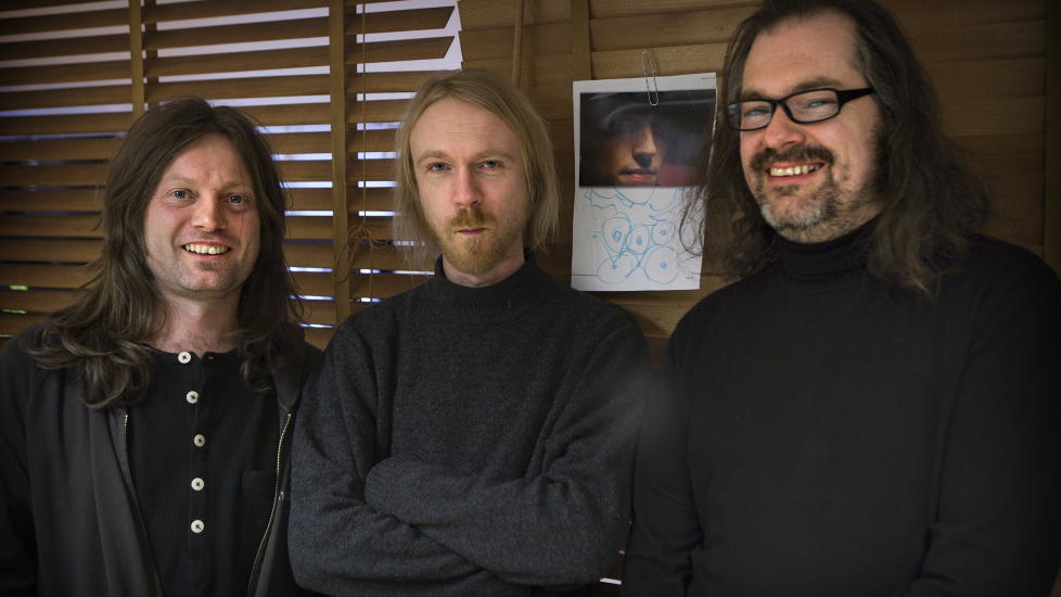 MELDING OM FISKE: Bent S�ther (t.v.) og Hans Magnus �Snah� Ryan flankerer den svenske gitarhelten Reine Fiske, som har f�tt lov til � v�re med og leke i Motorpsychos ikke-konseptuelle friminutt i Brygga Studios. Trommis Kenneth Kapstad er ogs� fors�ksvis tilstede da bilde blir tatt i bakgrunnen. 
Foto: Anders Gr�nneberg/ Dagbladet