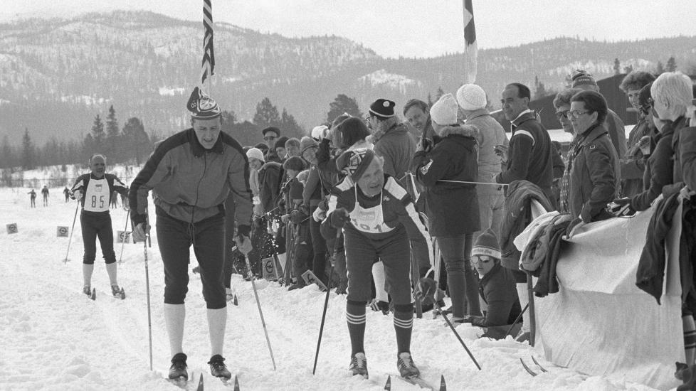  TO SKIPIONERER:  Skiaktivisten Erling Stordahl som godt voksen deltaker  i sitt eget Ridderrenn med en spesielt dyktig ledsager i Oddmund Jensen; landslagstreneren som bygget opp det norske langrennshegmoniet. FOTO: NTB / SCANPIX.