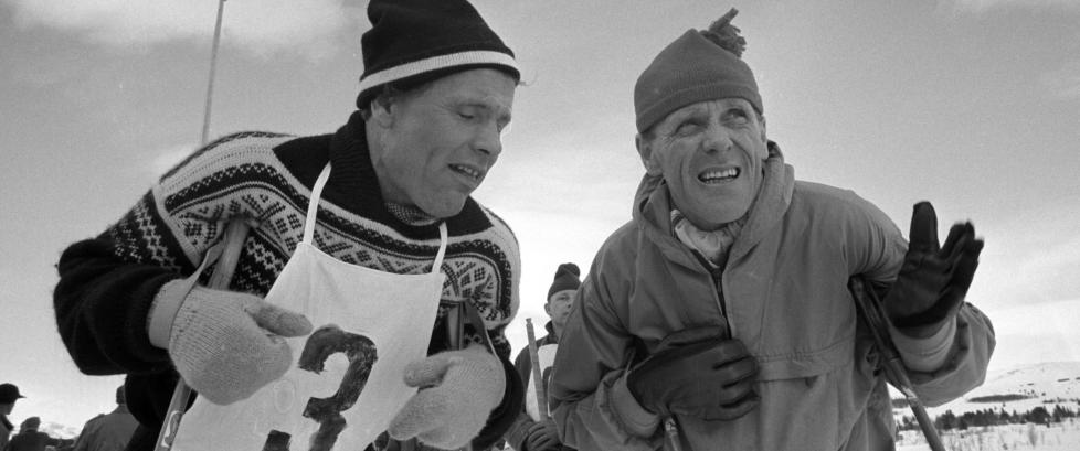 Han viser sporet ut av m�rket