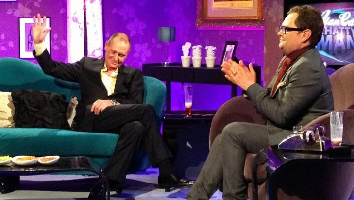 HYLLEST:  Paul Gascoigne mottar applaus fra publikum i TV-studio, og strekker en lanke i v�ret. FOTO: CHANNEL 4