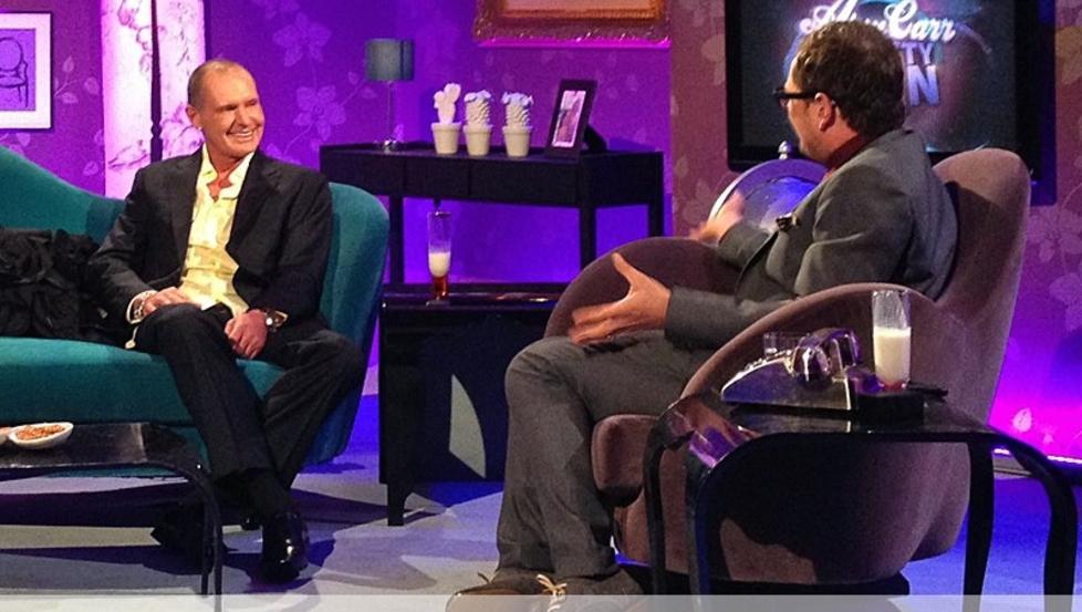 P� BEDRINGENS VEI: En tilsynelatende opplagt Paul Gascoigne blir intervjuet av TV-verten Alan Carr. Intervjuet vises p� engelske Channel 4. FOTO: CHANNEL 4
