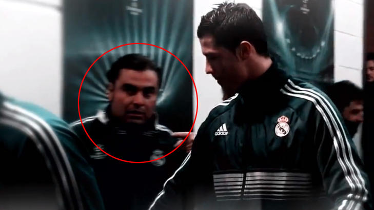 MED P� LAGET: Abel Rodriguez fikk oppfylt dr�mmen og vel s� det da han var materialforvalter for Real Madrid p� Old Trafford. Her passerer Cristiano Ronaldo 41-�ringen p� vei inn p� banen. Skjermdump: YouTube