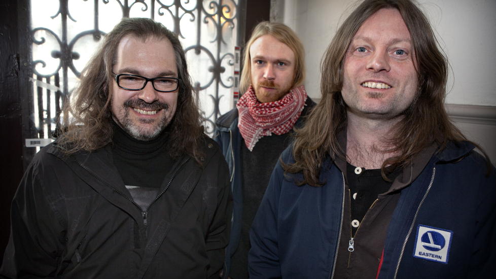 STILLEBEN UTEN TROMMIS: Motorpsychos nye plate er spilt inn med svenske Reine Fiske (midten). Et ytterligere album med kortere, mer konsise l�ter ligger nesten klart etter samme studiobes�k. F.v. Hans Magnus �Snah� Ryan (gitar) og Bent S�ther (bass, vokal). Trommeslager Kenneth Kapstad var hos tannlegen. Foto: Anders Gr�nneberg.