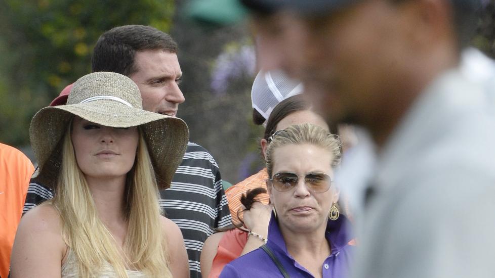 FULGTE KJ�RESTEN: Lindsey Vonn fikk n�rkontakt med Tiger Woods p� det 18. hullet i �pningsrunden i Georgia i natt. Foto: EPA / ERIK S. LESSER / NTB SCANPIX
