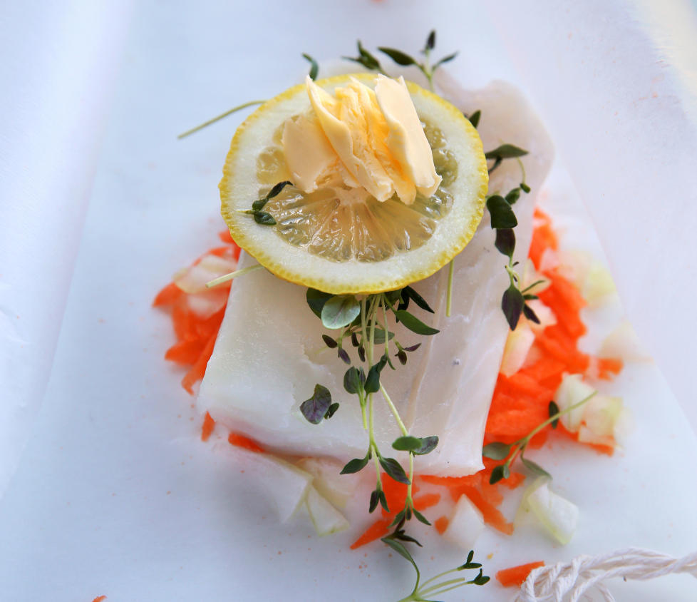 Pakket og klart: Det er snart middagstid og alt du trenger � gj�re er � ta fram fiskepakken med urtebokt torsk som du gjorde klar f�r i dag og legge den i ovnen. F�r du har rukket � dekke bordet, er middagen klar.