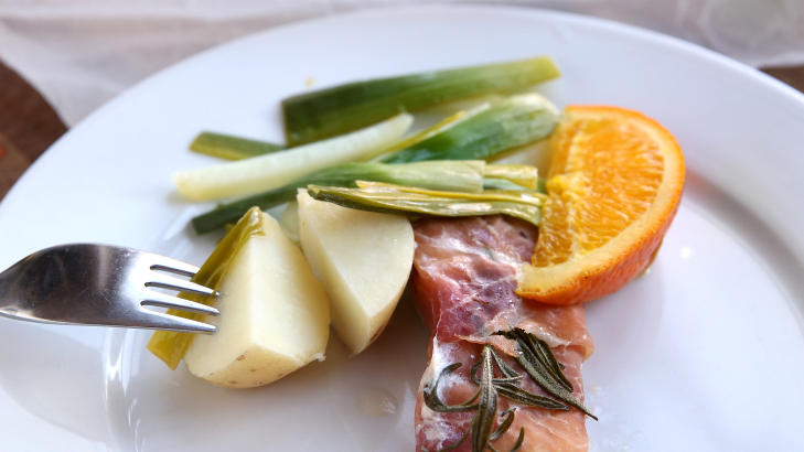 Godbit: Torsk med spekeskinke, rotgr�nnsaker og potet.