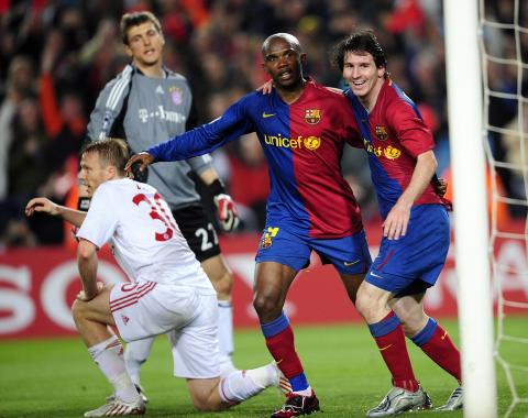 STORSEIER: Lionel Messi feirer scoring med Samuel Eto'o i 4-0-seieren mot Bayern i april 2009. Messi scoret to, Eto'o ett og Thierry Henry det fjerde m�let for Barcelona. Foto: Manu Fernandez, AP / NTB scanpix